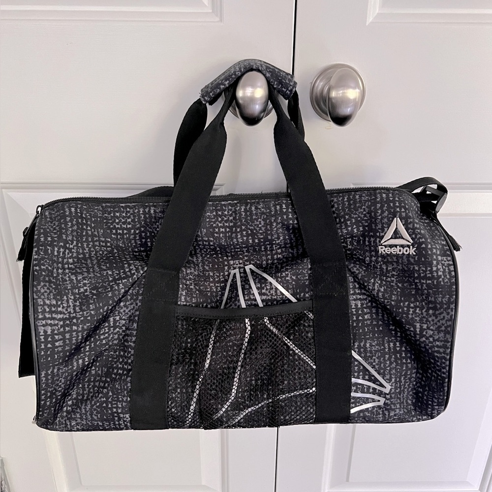 Reebok Black Gray Gym Duffle Bag Unisex Adjustable Strap embroidery logo 17x9x9